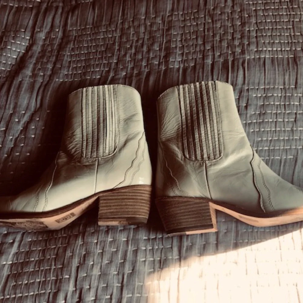 Free People New Frontier ivory patent leather ankle boots 6.5 - Picture 3 of 5